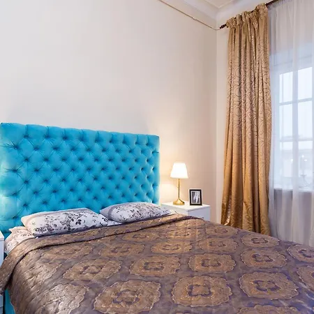 Apartment Nezavisimosti 13 *