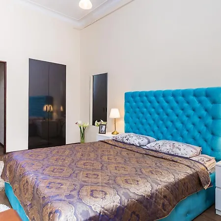 Nezavisimosti 13 Apartment *