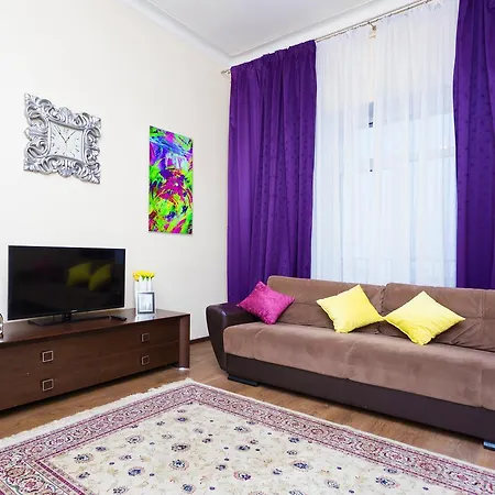 Apartment Nezavisimosti 13 *